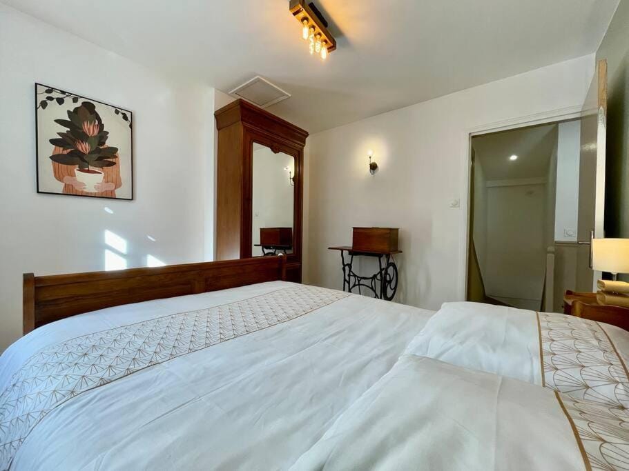 Bed, Photo of the whole room, Bedroom, wardrobe