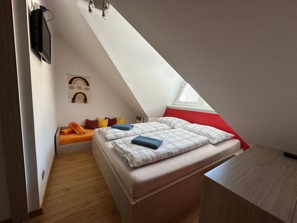 Photo of the whole room, Bedroom