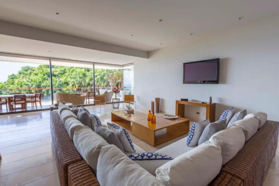Communal lounge/ TV room, Dining area