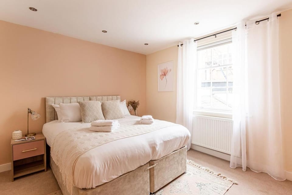 Super Central - Quiet - 2 Bedroom Cottage House in Shrewsbury
