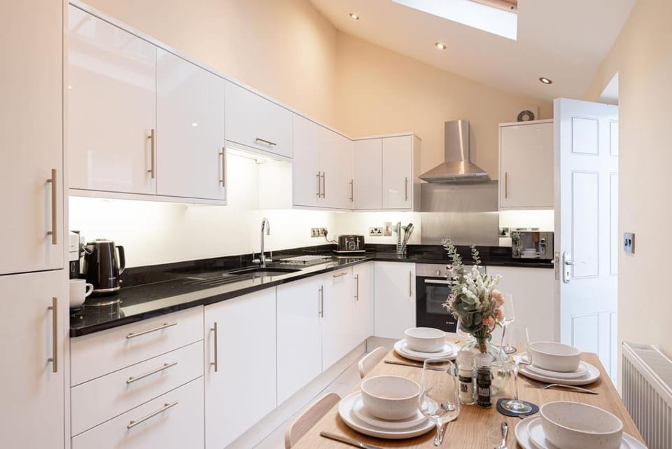 Super Central - Quiet - 2 Bedroom Cottage House in Shrewsbury