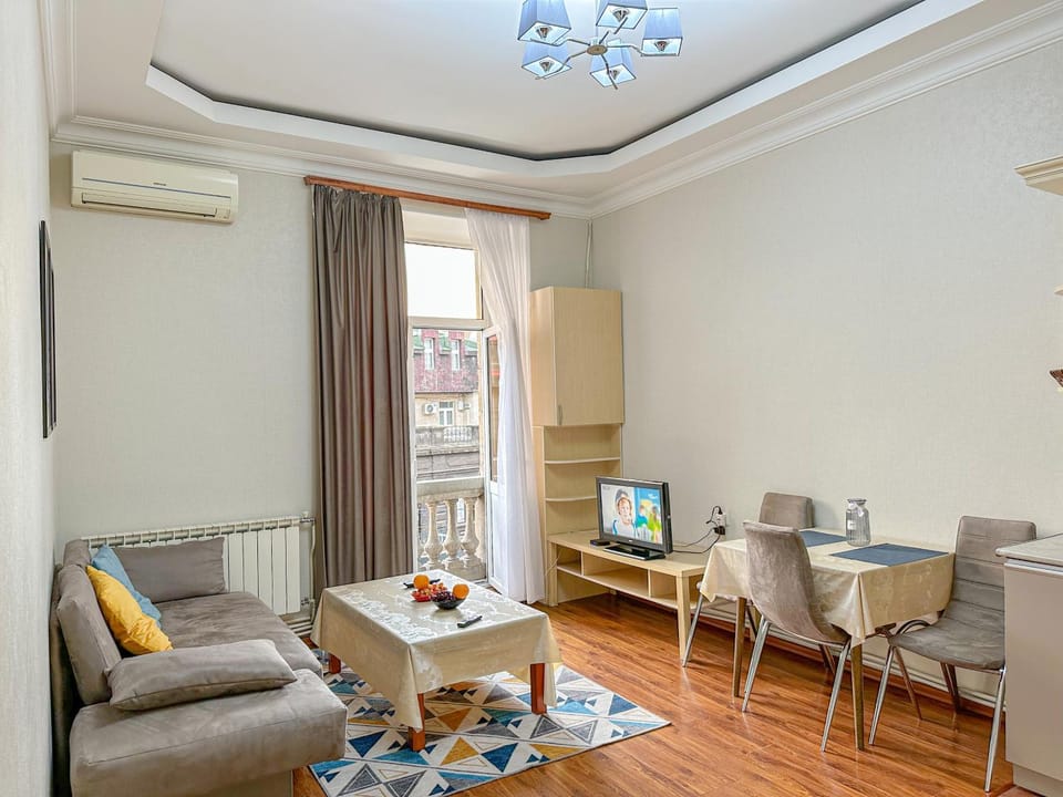 Communal lounge/ TV room, TV and multimedia, Living room, Seating area, Dining area, air conditioner