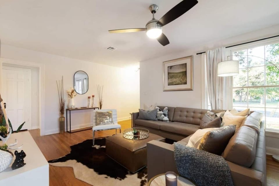 Luxury Bungalow Near Main w Hot-tub and Firepit House in Fredericksburg