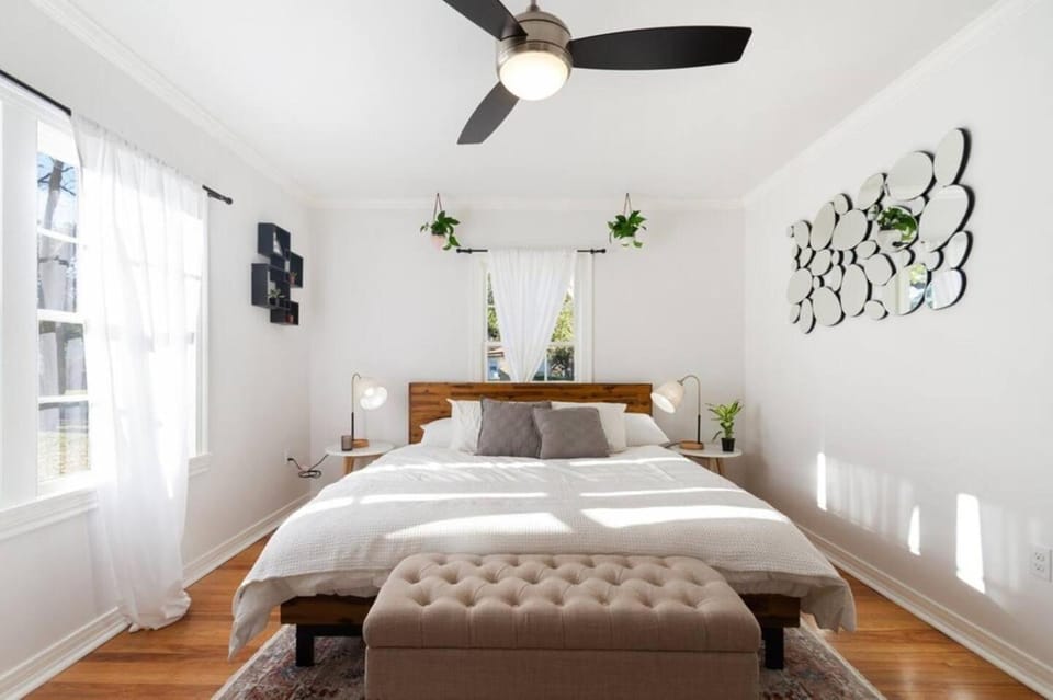 Luxury Bungalow Near Main w Hot-tub and Firepit House in Fredericksburg