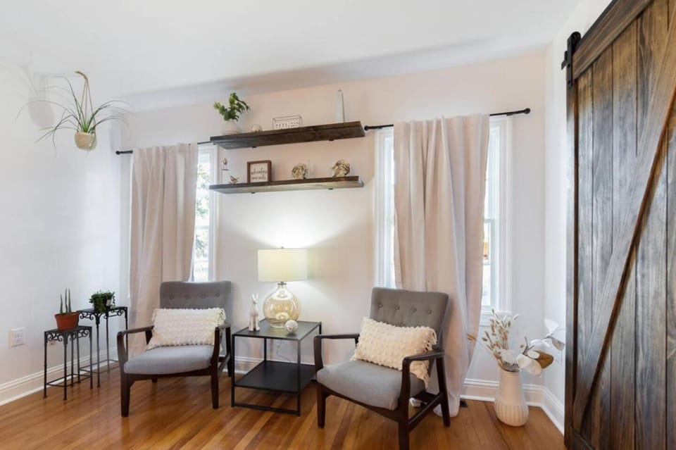 Luxury Bungalow Near Main w Hot-tub and Firepit House in Fredericksburg