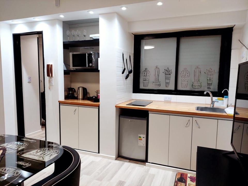 Coffee/tea facilities, Kitchen or kitchenette, minibar, oven, stove