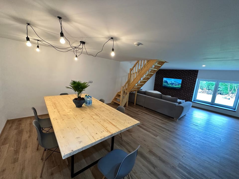 TV and multimedia, Living room, Seating area, Dining area