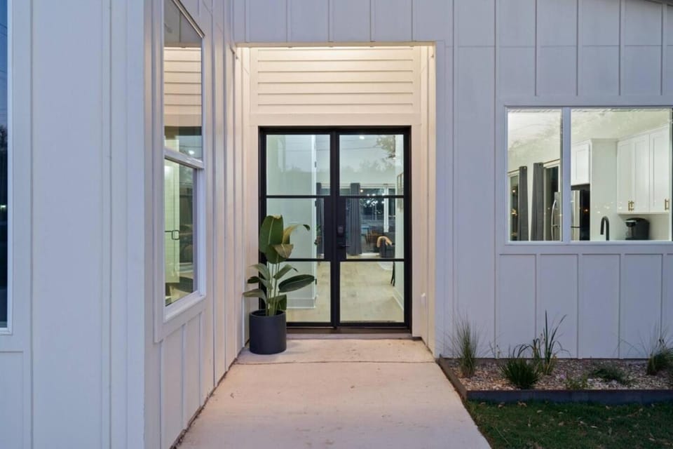 White Dove Pool House- Modern Luxury 4BR Home Near Lake Travis wPOOL House in Lake Austin