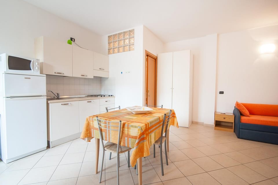 Kitchen or kitchenette, Seating area, Dining area