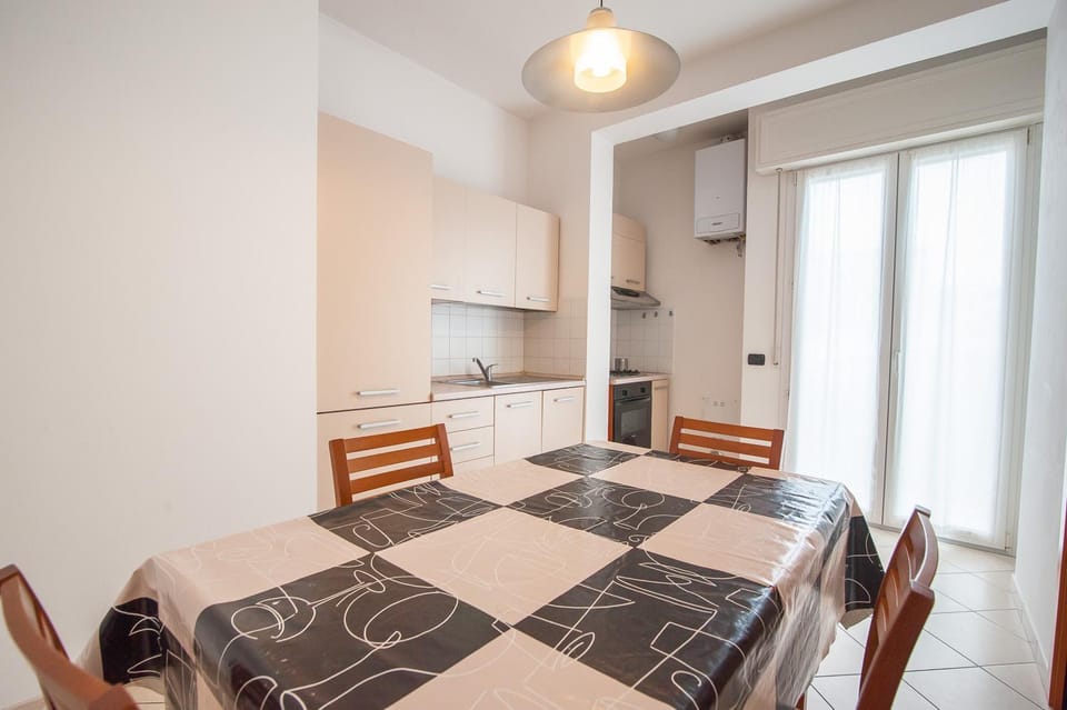 Dining area, pet friendly, stove