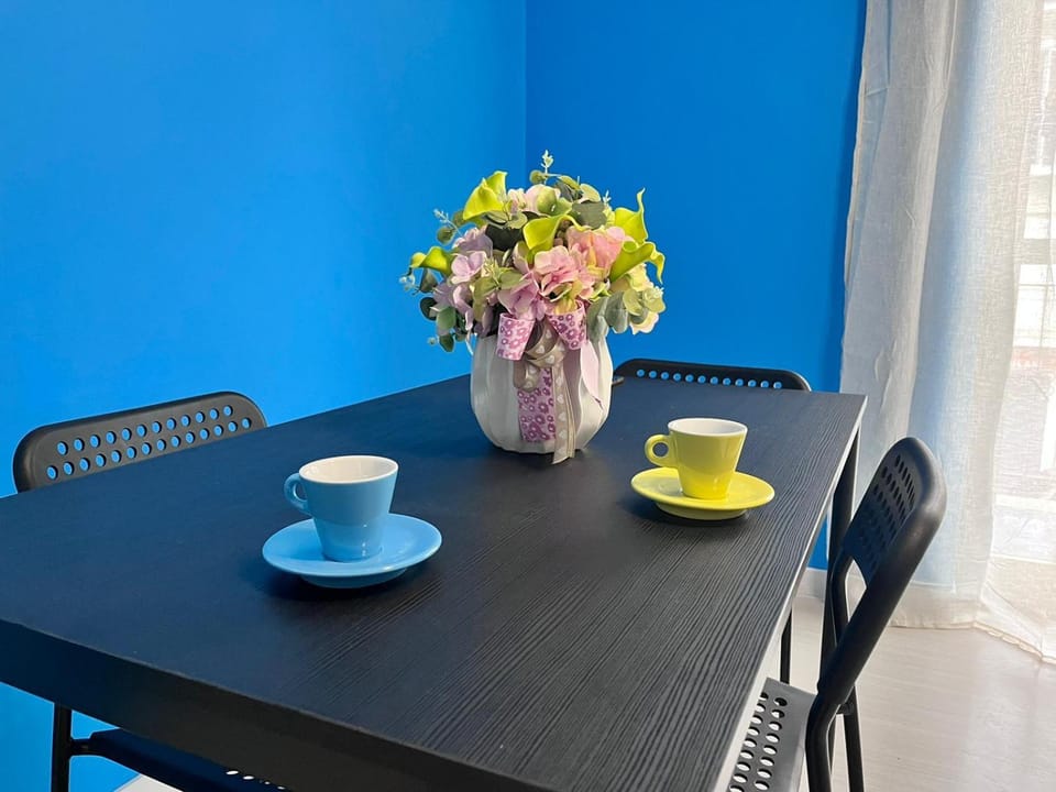Coffee/tea facilities, Balcony/Terrace, Kitchen or kitchenette, Dining area, furniture, stove, washing machine