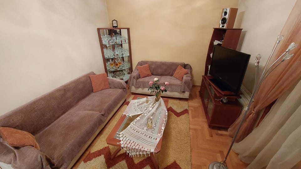 TV and multimedia, Living room, Seating area, Evening entertainment