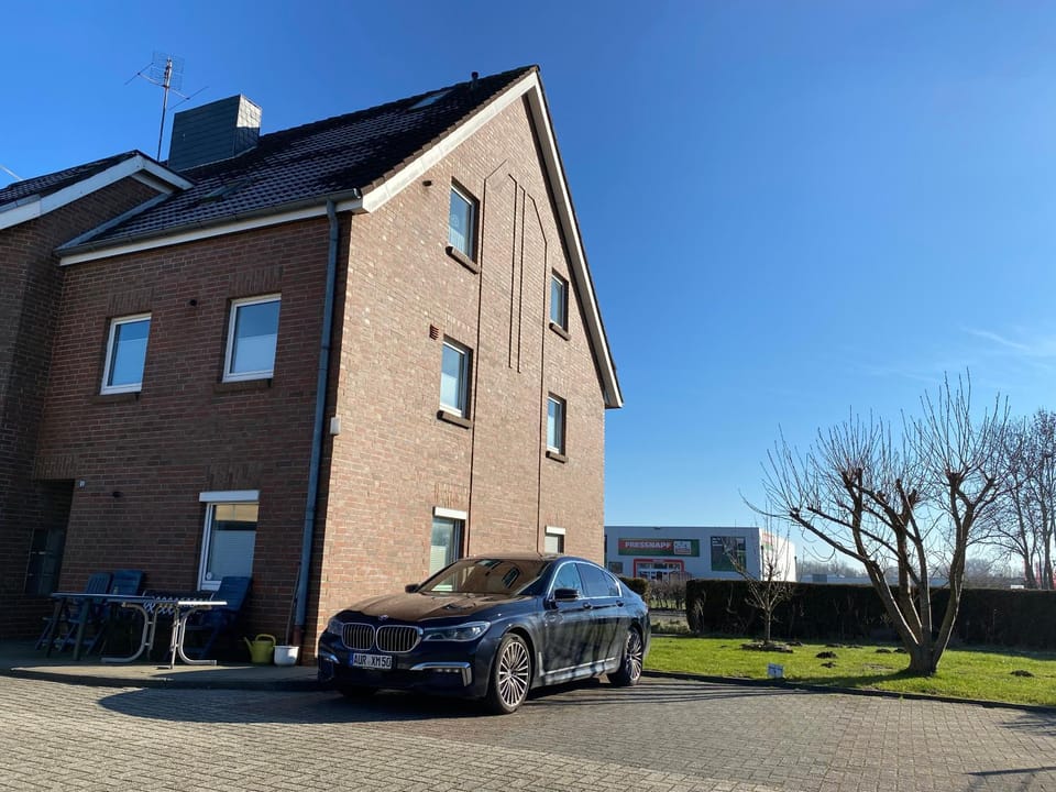 Property building, Day, Neighbourhood, Street view, Parking
