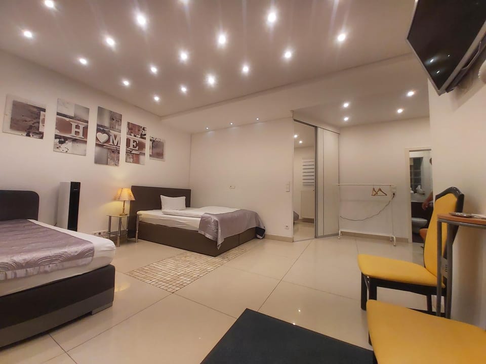 Bed, TV and multimedia, Photo of the whole room, Bedroom