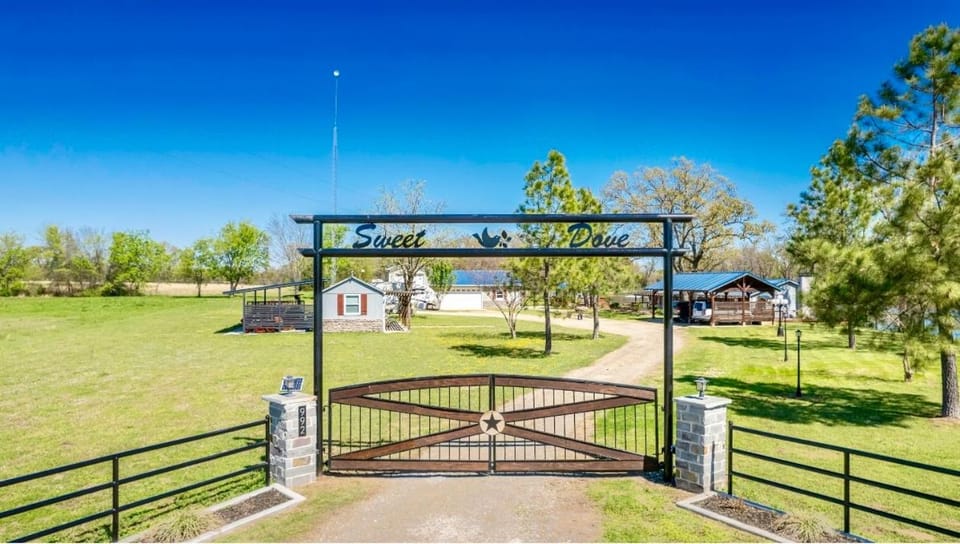 Country Suite Apartment near Lake Fork with Stocked Pond and Walking Trails Apartment in Texas