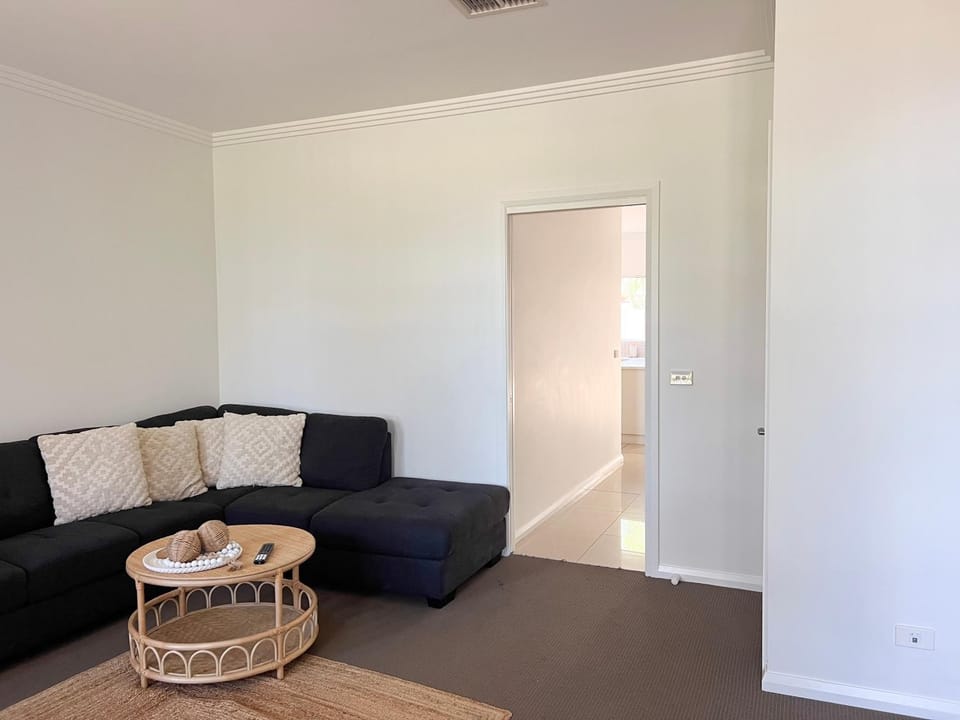 Modern City Townhouse with all the Comforts Apartment in North Wagga Wagga