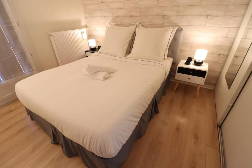 Bed, Photo of the whole room, Bedroom