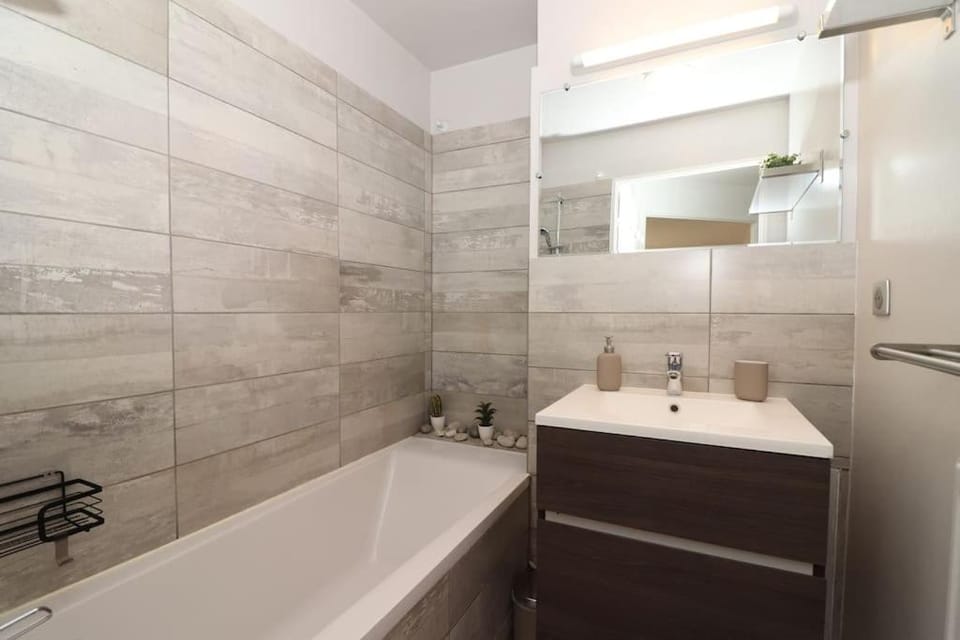 Bathroom, Bath