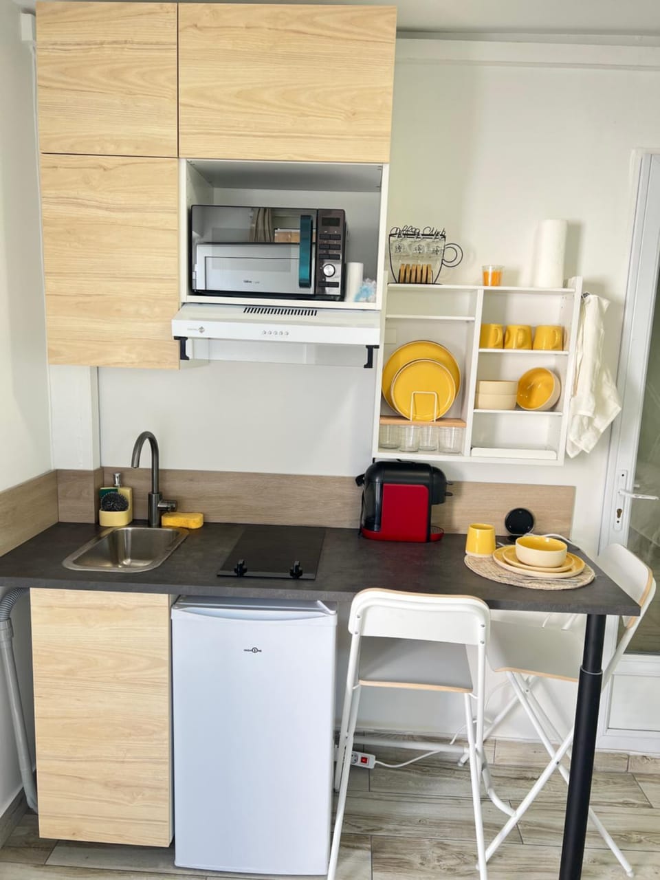 Coffee/tea facilities, Kitchen or kitchenette, Dining area, minibar