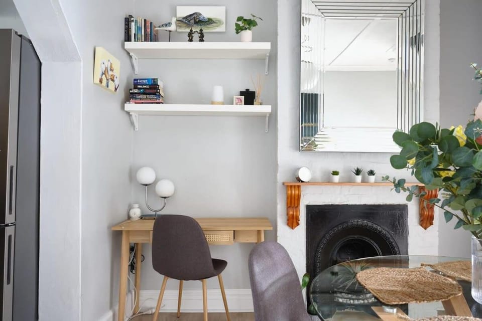 Redfern Classic Terrace - Parking and Balcony House in Sydney