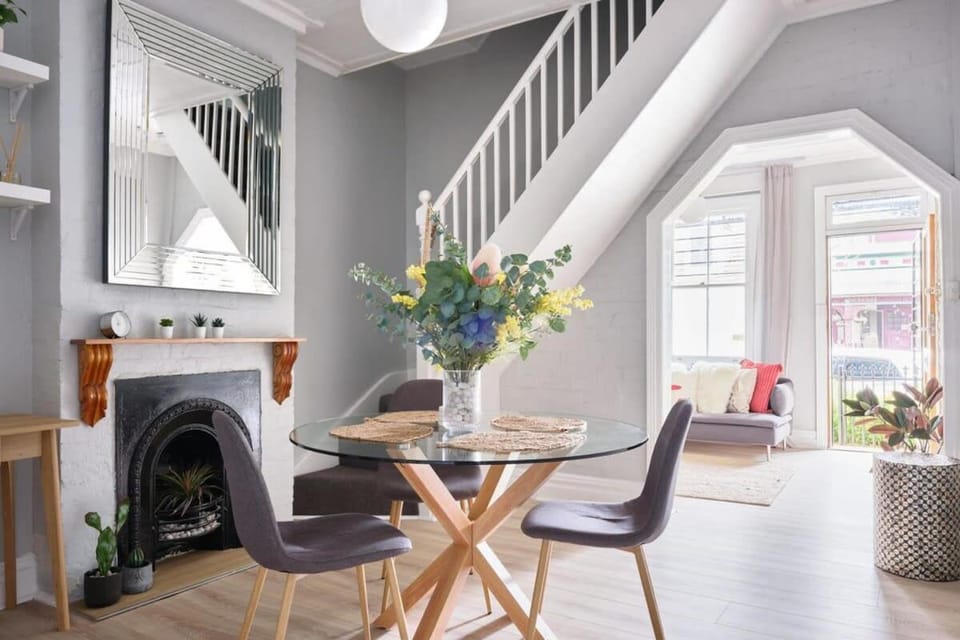 Redfern Classic Terrace - Parking and Balcony House in Sydney