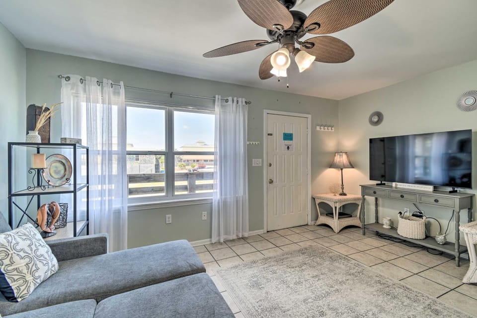 Gulf Shores Condo w/ Pool & Grill: Walk to Beach! House in Gulf Shores