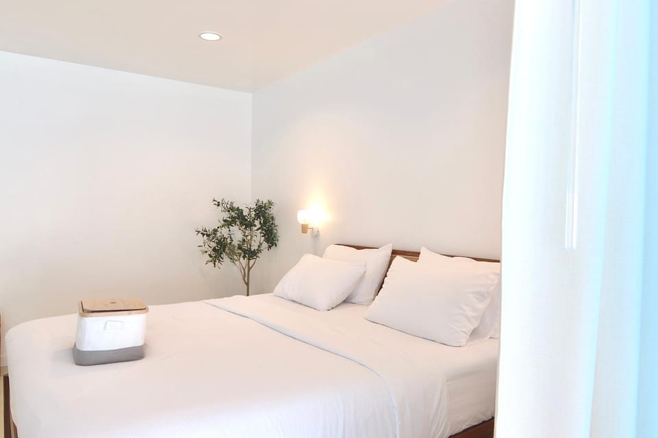 Beachfront Deluxe pool access room one-minute walk to Wonnapha beach FREE DISNEY PLUS Apartment in Chon Buri Changwat