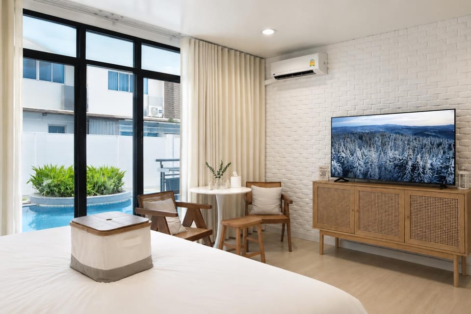 Beachfront Pool Access Apartment FREE Disney Plus Apartment in Chon Buri Changwat