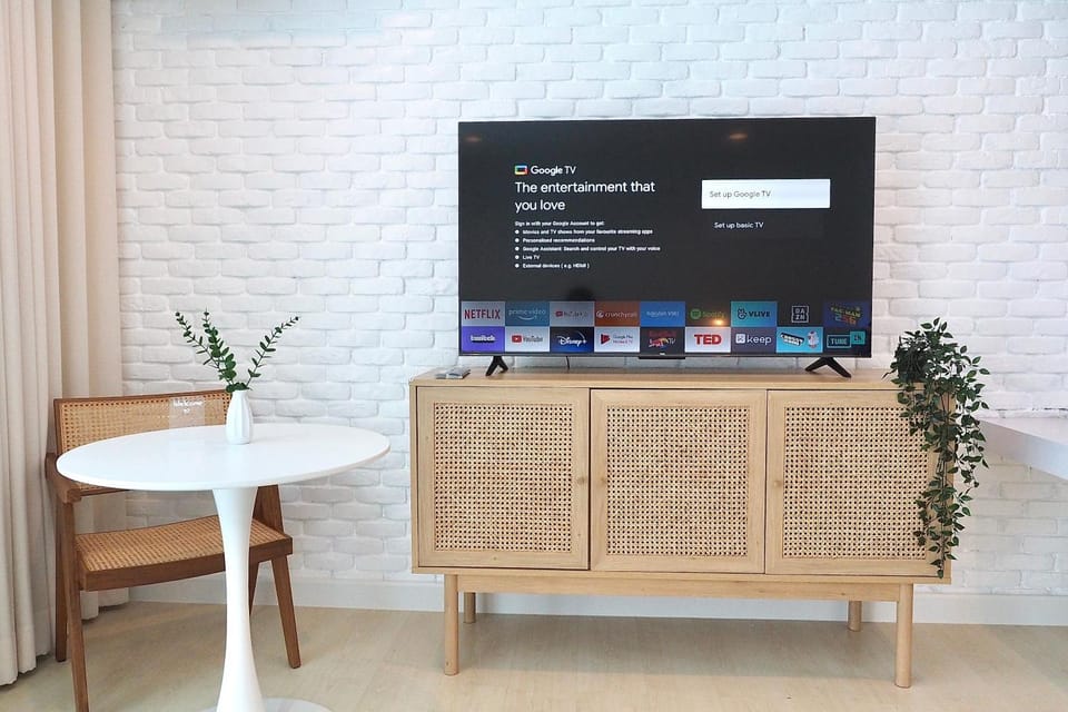 Beachfront Deluxe pool access room one-minute walk to Wonnapha beach FREE DISNEY PLUS Apartment in Chon Buri Changwat