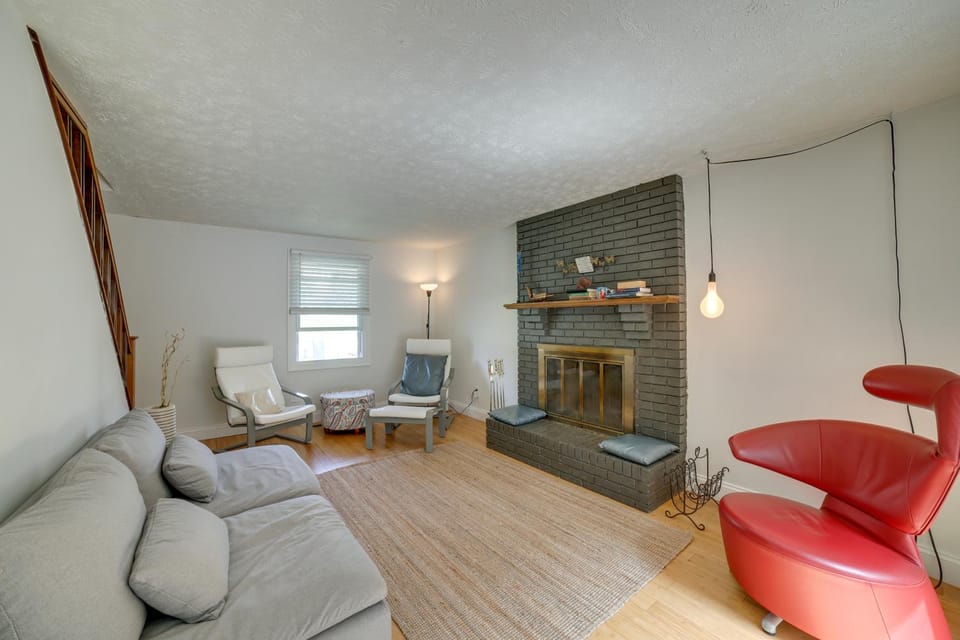 15 Mi to Pittsburgh WFH-Friendly Home with Deck House in Monroeville