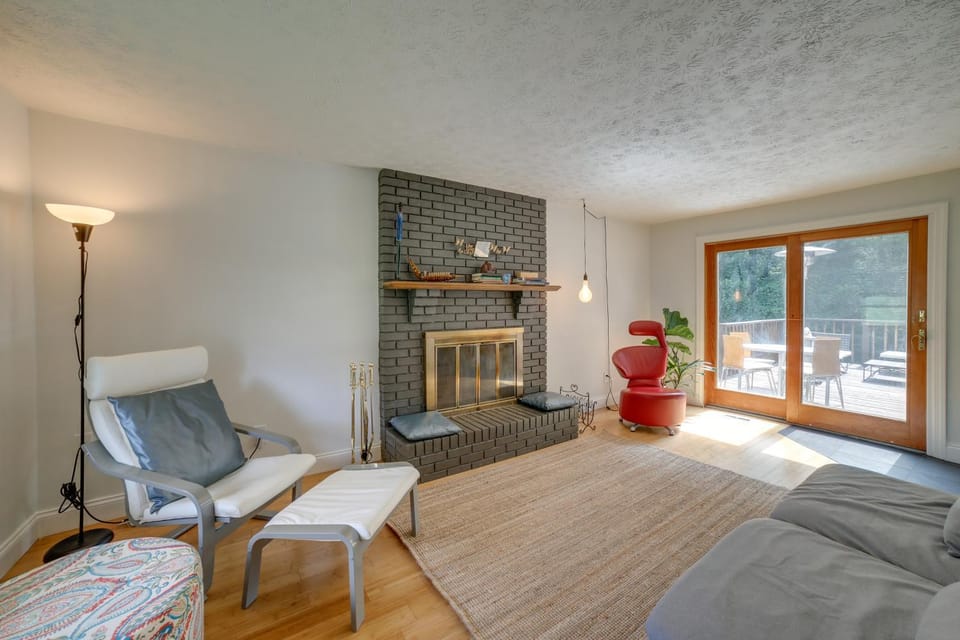 15 Mi to Pittsburgh WFH-Friendly Home with Deck House in Monroeville