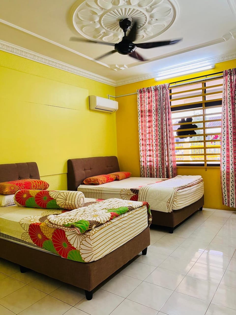 Bed, Photo of the whole room, Bedroom, fireplace, air conditioner
