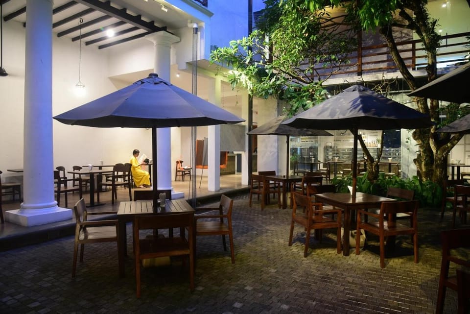 Restaurant/places to eat, Restaurant/places to eat, Garden, Dining area