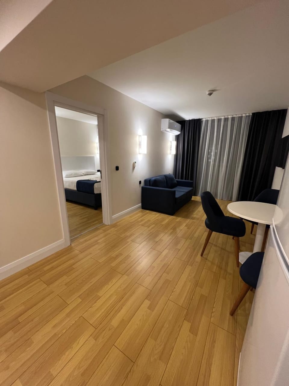 Bed, TV and multimedia, Living room, Photo of the whole room, Seating area, Dining area, Bedroom
