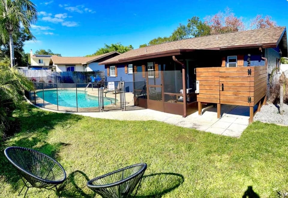 Palm House~Heated Pool~8 min to Beach House in Seminole