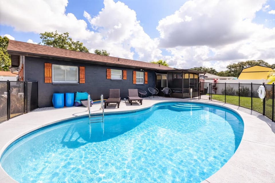 Palm House~Heated Pool~8 min to Beach House in Seminole