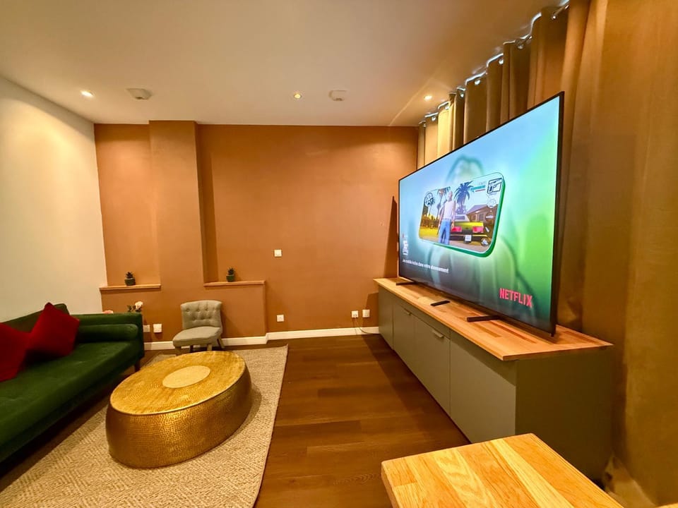 Colline, La suite jacuzzi cinéma privé Apartment in Nancy