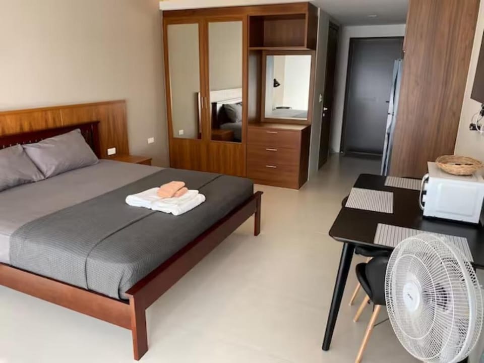 Bed, Bedroom, towels, wardrobe