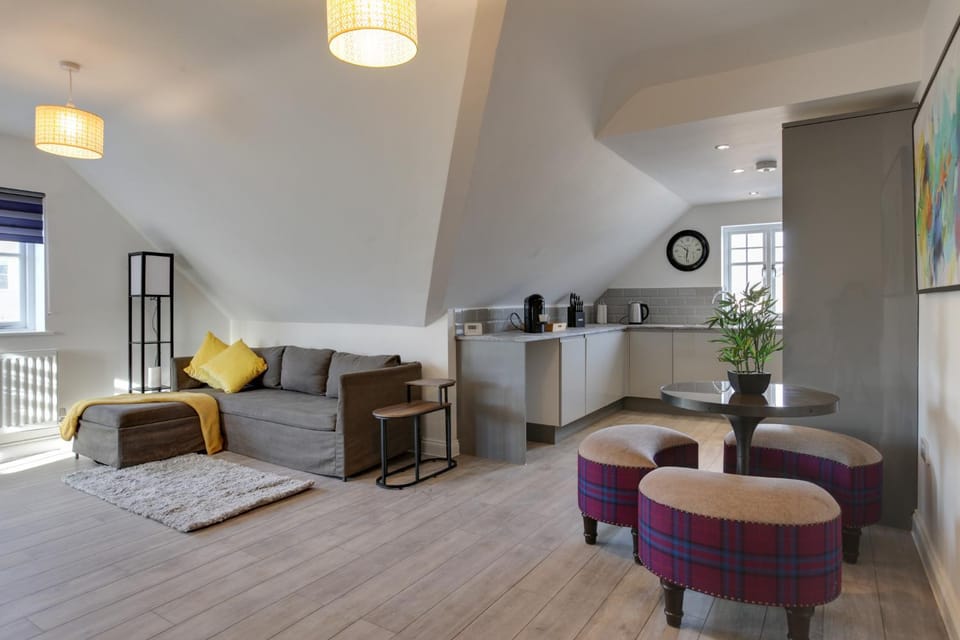 Kitchen or kitchenette, Living room, Seating area, Dining area