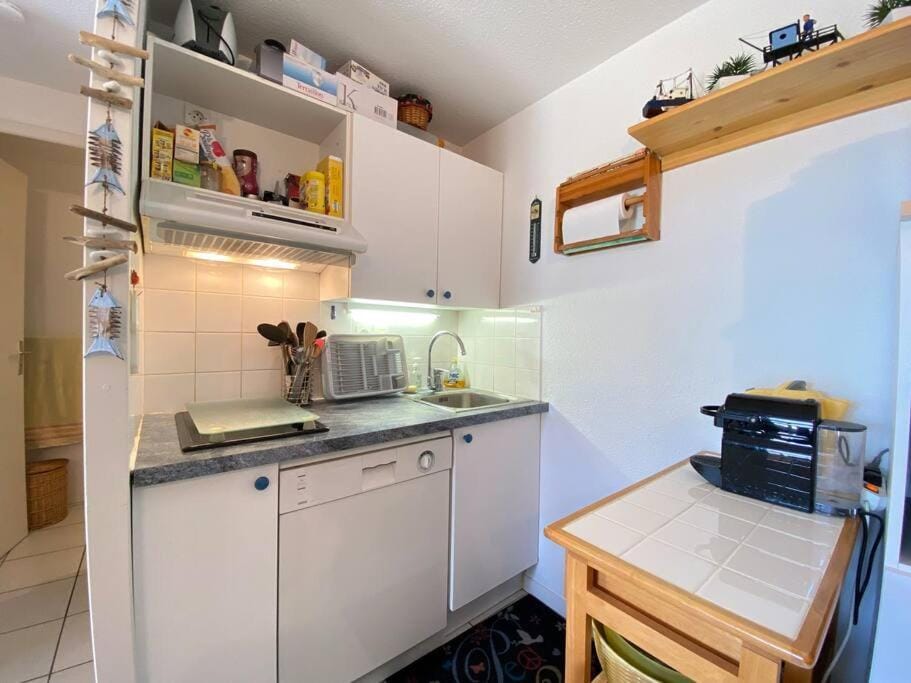 Coffee/tea facilities, Kitchen or kitchenette, dishwasher, stove