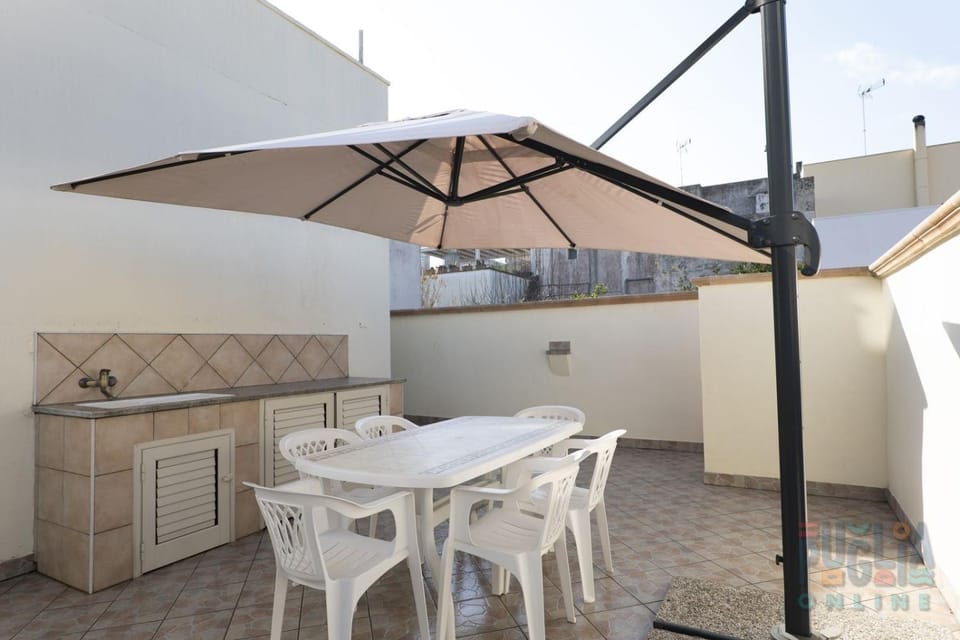 Patio, Day, BBQ facilities, Kitchen or kitchenette, Dining area