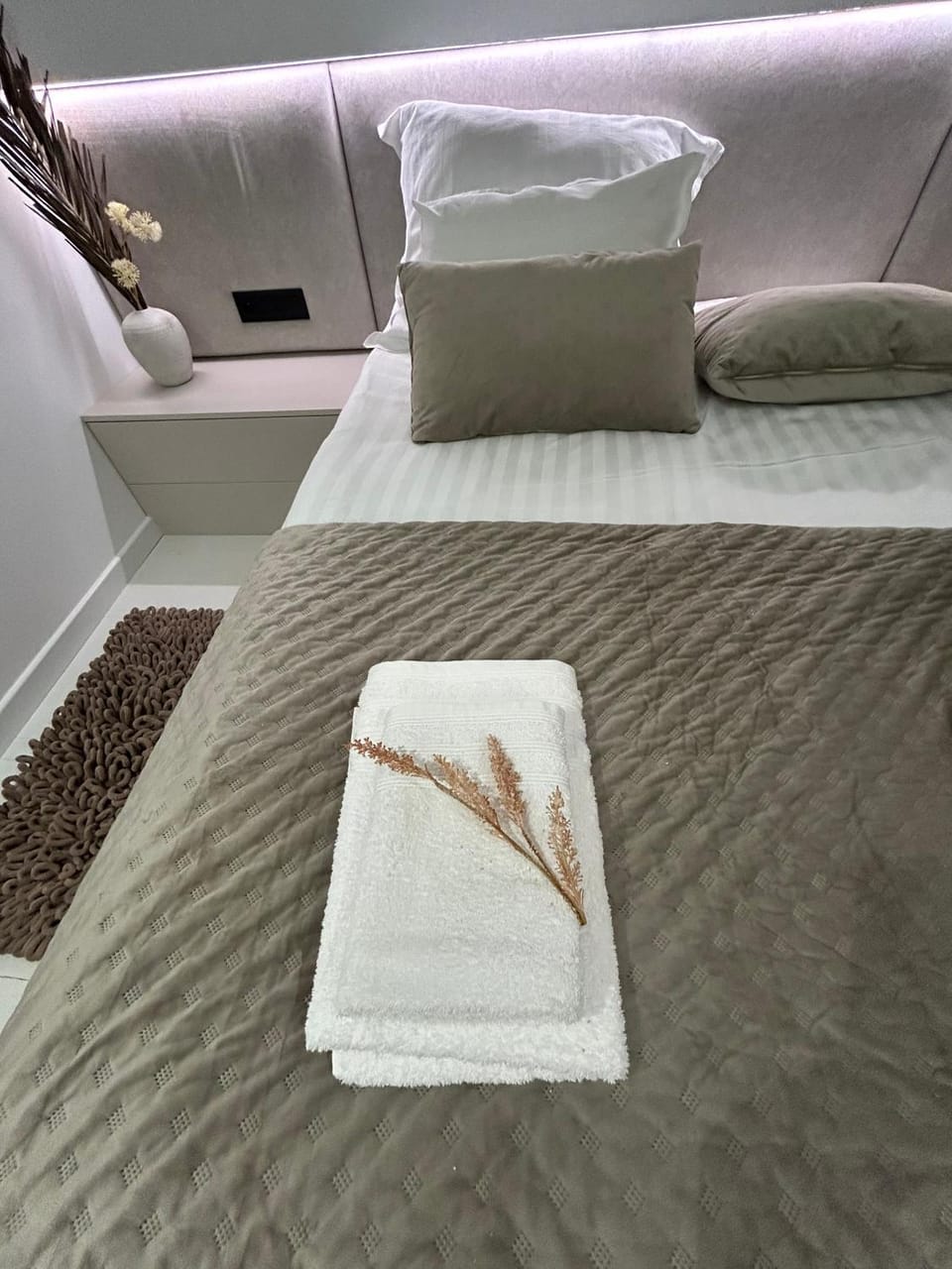 Bed, Bedroom, towels