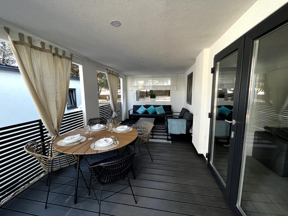 View (from property/room), Balcony/Terrace, Seating area