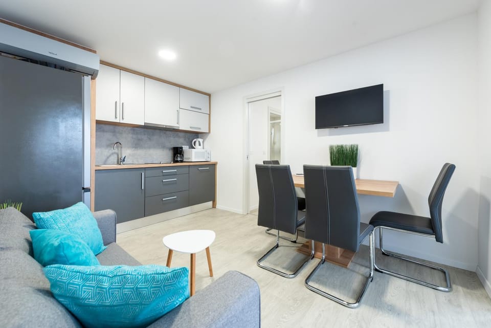 Property building, TV and multimedia, Kitchen or kitchenette, Living room, Seating area