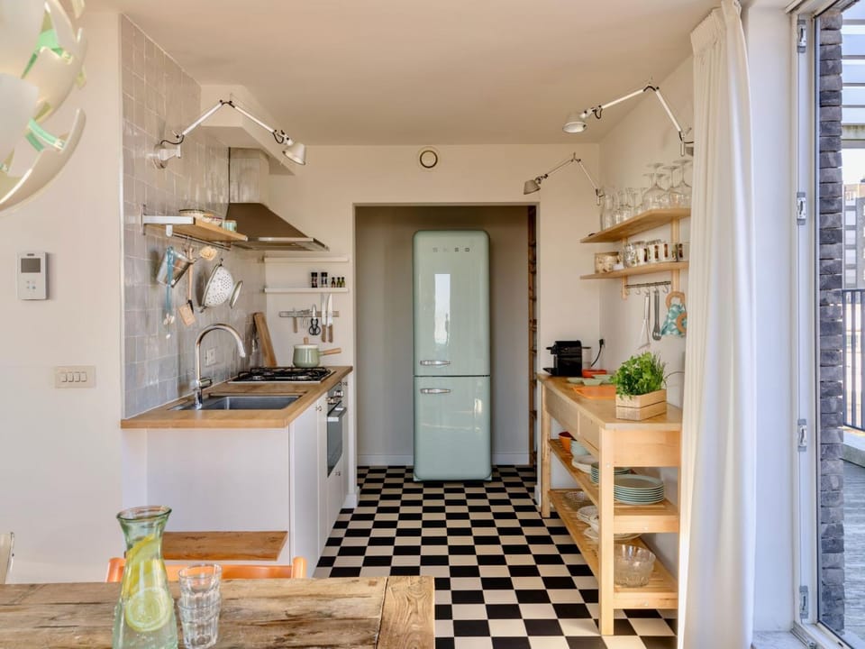 Coffee/tea facilities, Kitchen or kitchenette, stove, kitchen