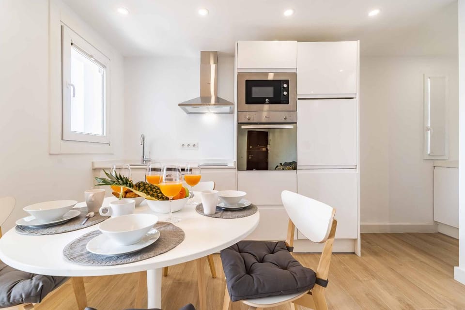 Kitchen or kitchenette, Dining area