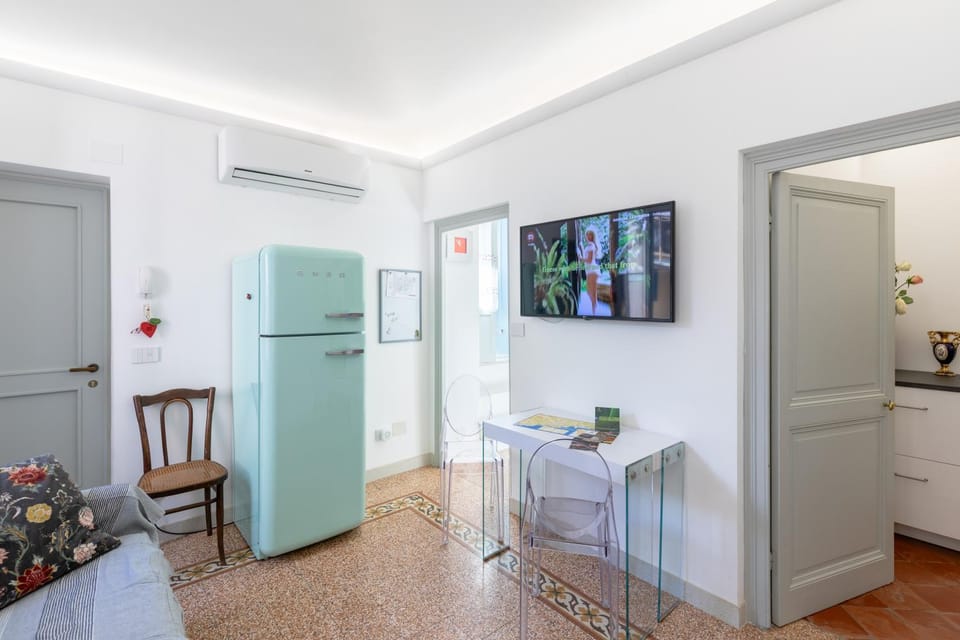 TV and multimedia, Living room, Dining area, air conditioner
