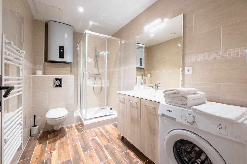 Shower, Toilet, Bathroom, towels, washing machine