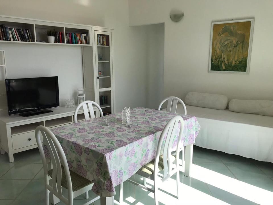 TV and multimedia, Living room, Dining area