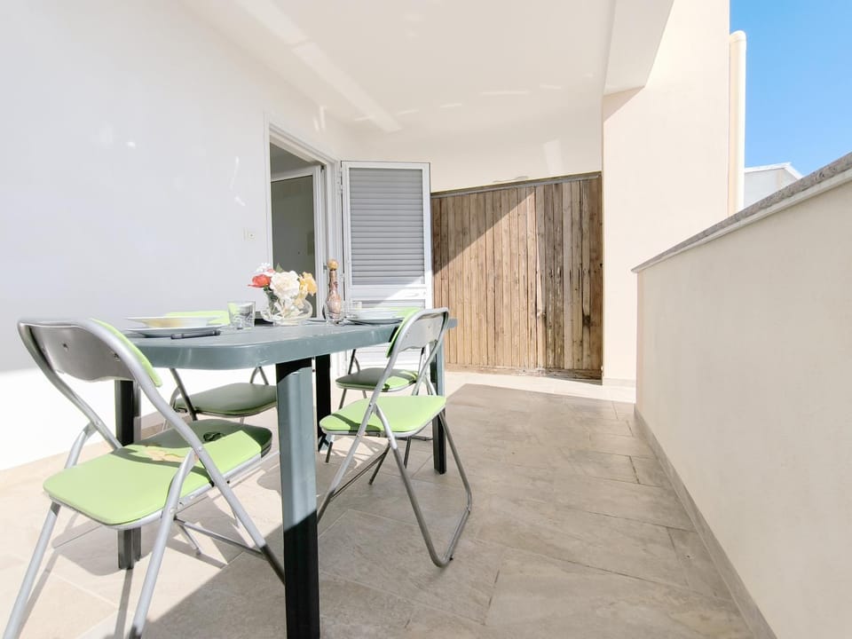 Patio, Spring, Day, Summer, Balcony/Terrace, Food and drinks, Dining area, Sea view